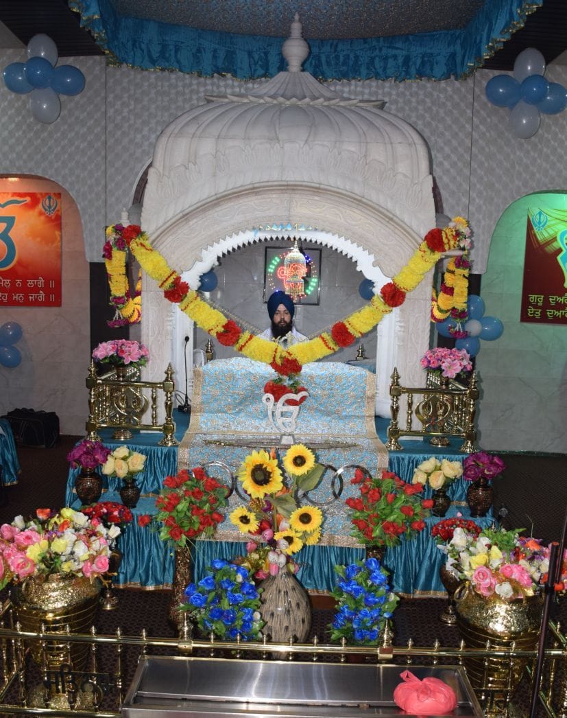 ुद्रपुर के आदर्श कॉलोनी गुरुद्वारे में सजा धार्मिक दीवान।