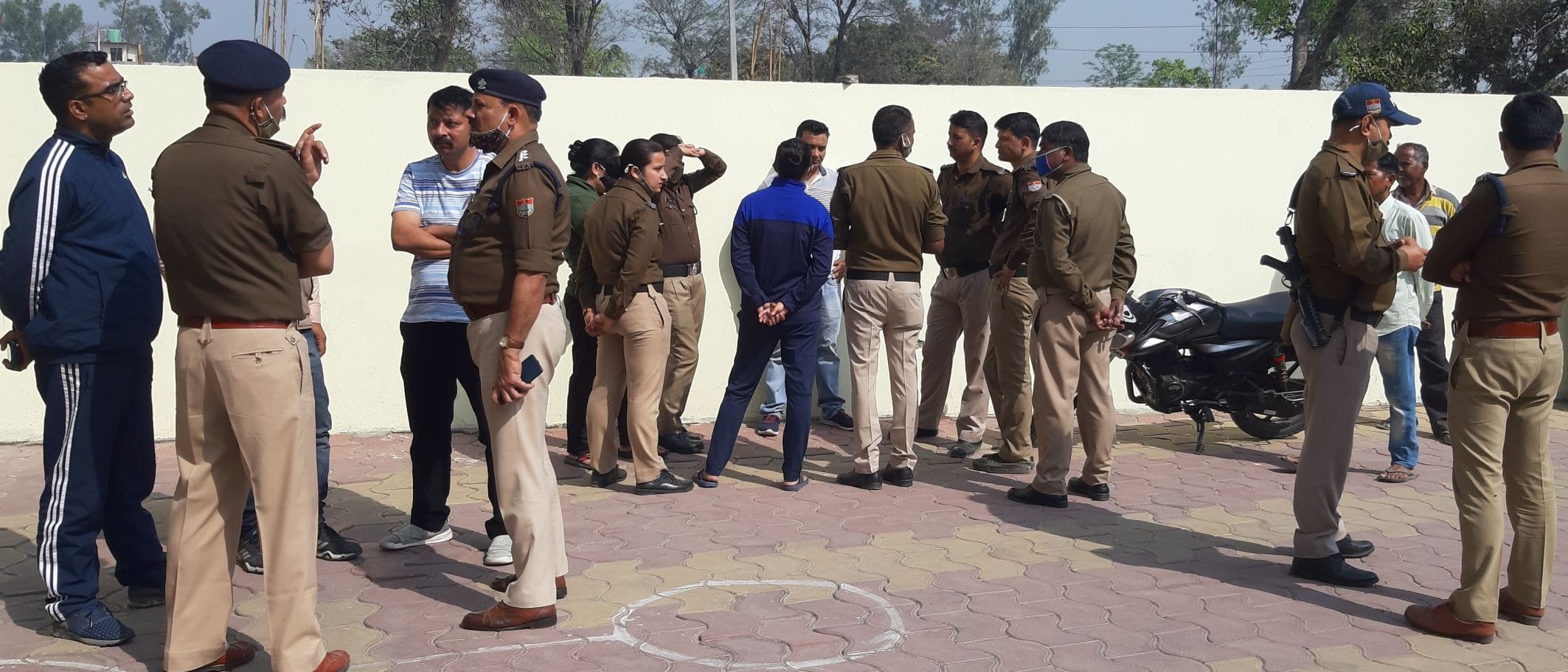 तिरगंज निजी अस्पताल में कांस्टेबल के निधन के बाद जमा पुलिस कर्मियों की भीड़। तिरगंज निजी अस्पताल में कांस्टेबल के निधन के बाद जमा पुलिस कर्मियों की भीड़।