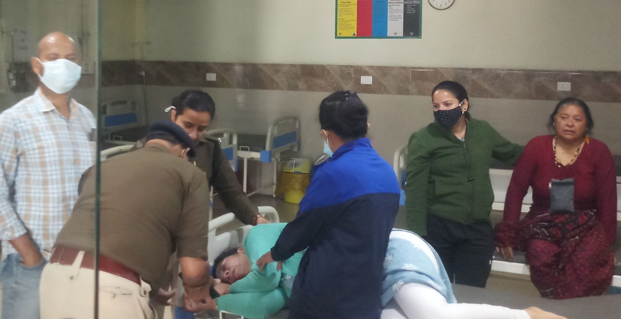 सितारगंज के निजी अस्पताल में विलखती मां देवकी गोस्वामी व पत्नी कविता गोस्वामी को ढांढ़स बंधाते ? सितारगंज के निजी अस्पताल में विलखती मां देवकी गोस्वामी व पत्नी कविता गोस्वामी को ढांढ़स बंधाते ?