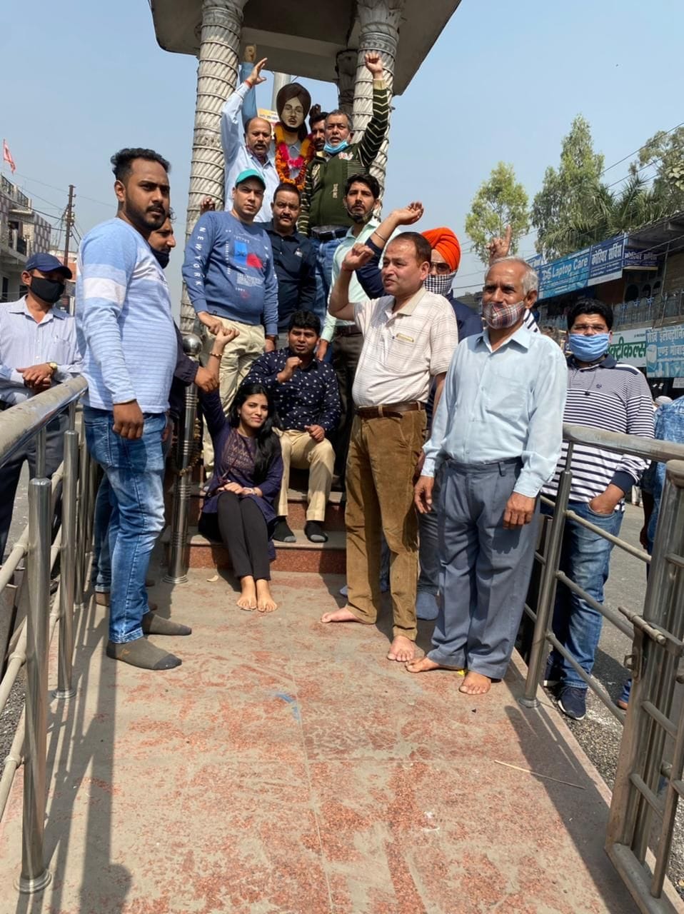 फोटो बाजपुर शहीद भगत सिंह चौक पर प्रदर्शन करते बैंक कर्मचारी। फोटो बाजपुर शहीद भगत सिंह चौक पर प्रदर्शन करते बैंक कर्मचारी।