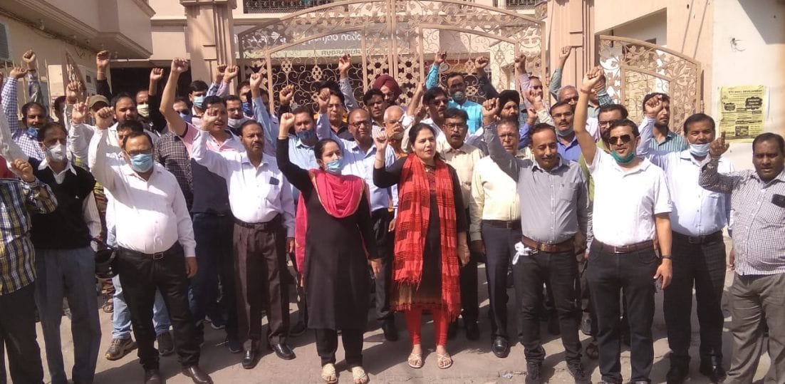 रुद्रपुर पंजाब नेशनल बैंक के बाहर प्रदर्शन करते बैंक कर्मी। रुद्रपुर पंजाब नेशनल बैंक के बाहर प्रदर्शन करते बैंक कर्मी।