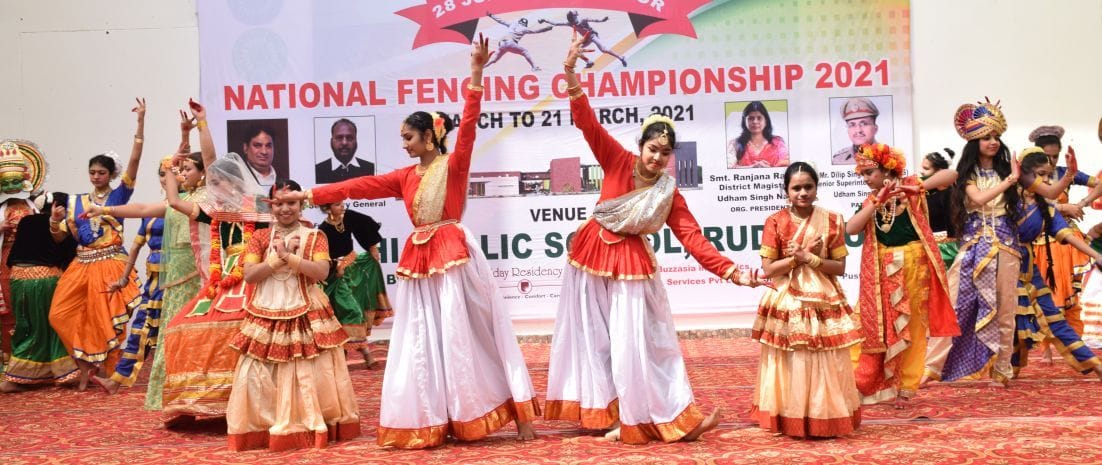 रुद्रपुर के डीपीएस स्कूल में रंगारंग कार्यक्रम प्रस्तुत करतीं छात्राएं। रुद्रपुर के डीपीएस स्कूल में रंगारंग कार्यक्रम प्रस्तुत करतीं छात्राएं।