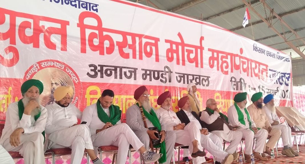 जाखल में किसान महापंचायत के मंच पर बैठे प्रमुख किसान नेता।