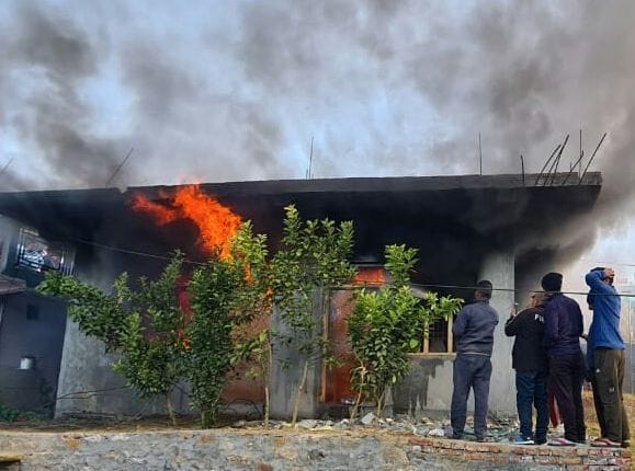 लोहाघाट में एसडीएम कोर्ट के पास टेंट हाउस के गोदाम में लगी आग से उठती लपटें। लोहाघाट में एसडीएम कोर्ट के पास टेंट हाउस के गोदाम में लगी आग से उठती लपटें।