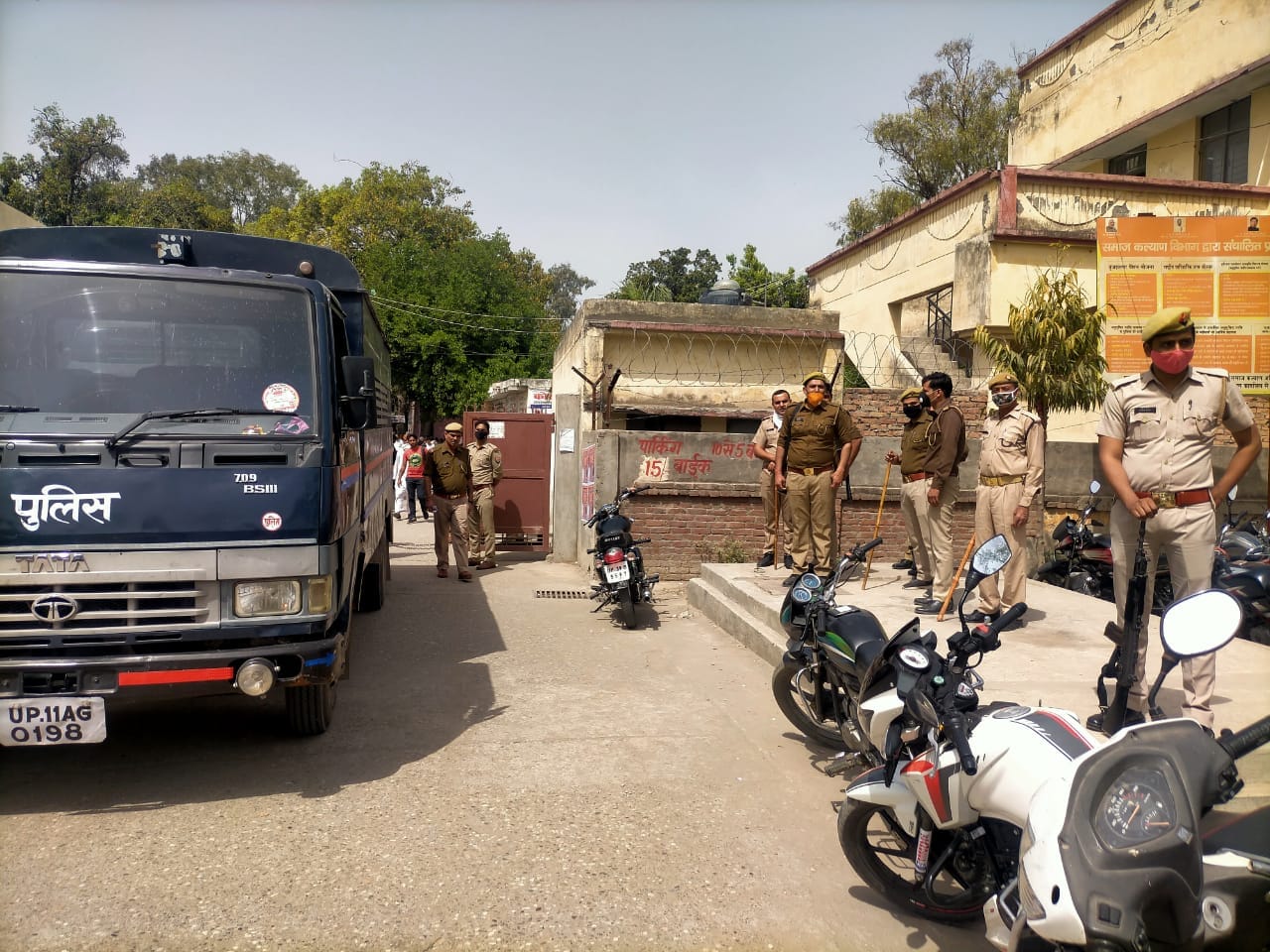 मुकीम काला गिरोह की पेशी के दौरान कोर्ट परिसर में सुरक्षा में तैनात जवान