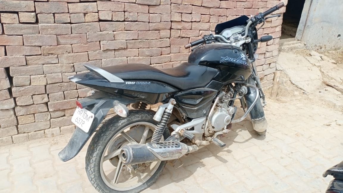  गांव बसीनी में पंक्चर होने के बाद खड़ी बदमाशों की बाइक। संवाद 