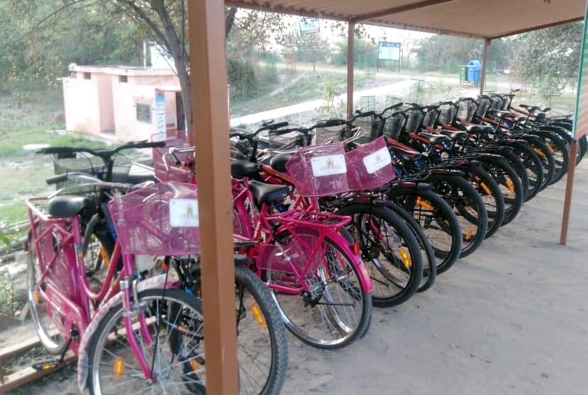 बिजनौर में बैराज के पास हैदरपुर वेटलैंड में घूमने के लिए आईं साइकिलें।