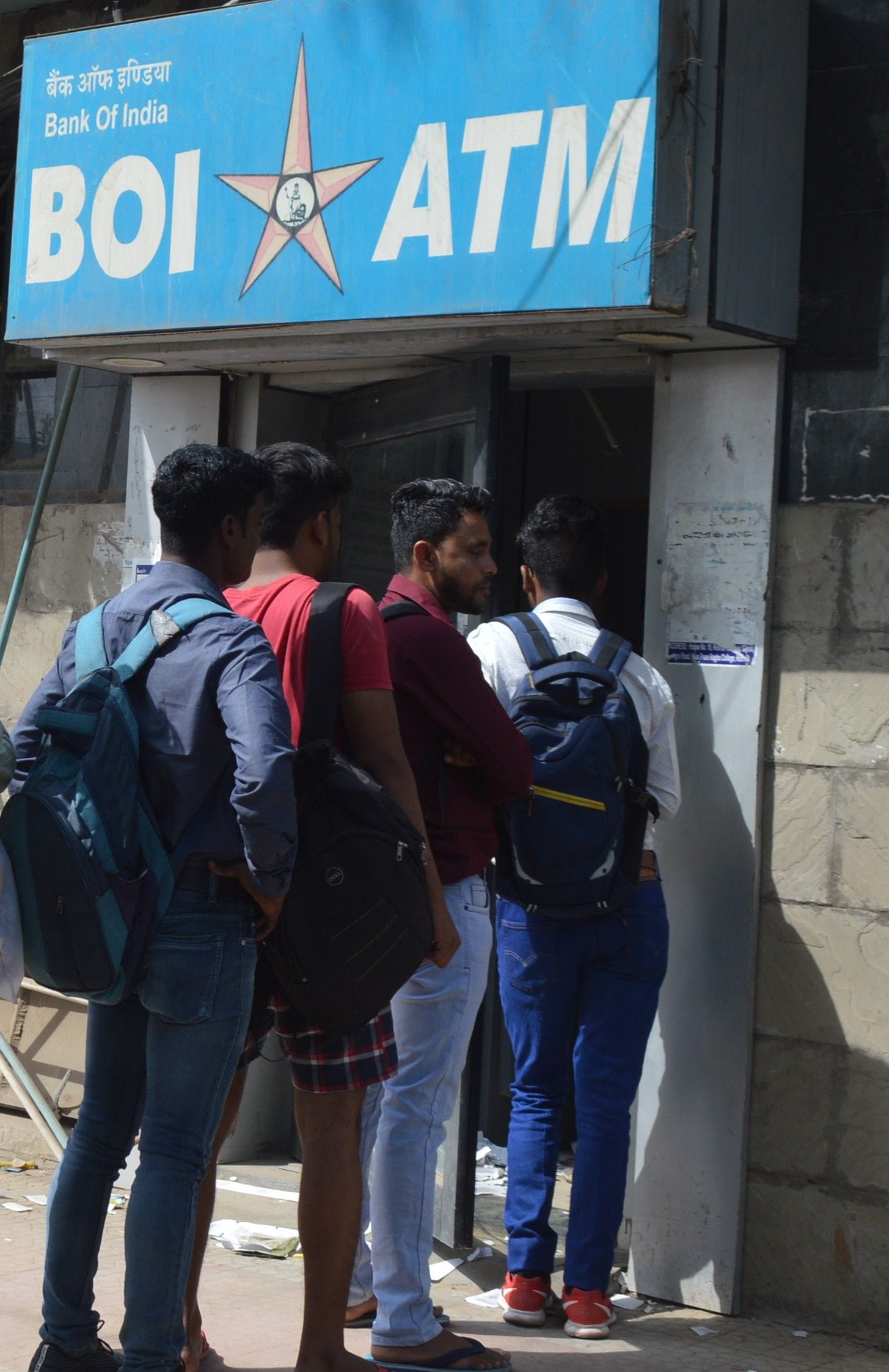 बैंकों की हड़ताल के चलते एटीएम पर लगी भीड़। 