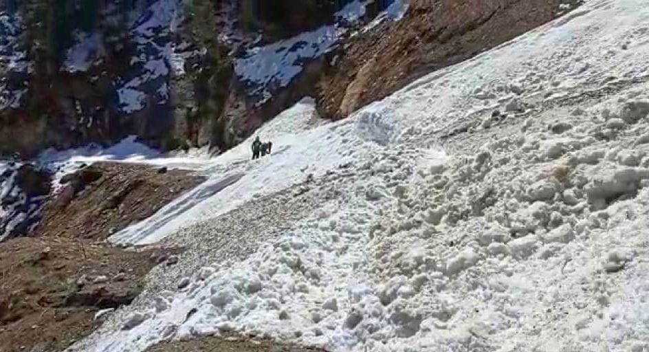 सेला से बालिंग सड़क जगह-जगह ग्लेशिर आने से सड़क बंद है। सेला से बालिंग सड़क जगह-जगह ग्लेशिर आने से सड़क बंद है।