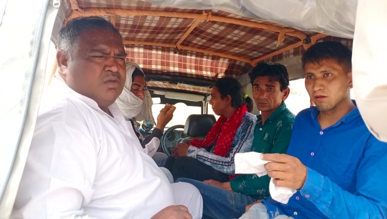   पुलिस की हिरासत में जादूगर सोनू और उसके दोस्त। संवाद 