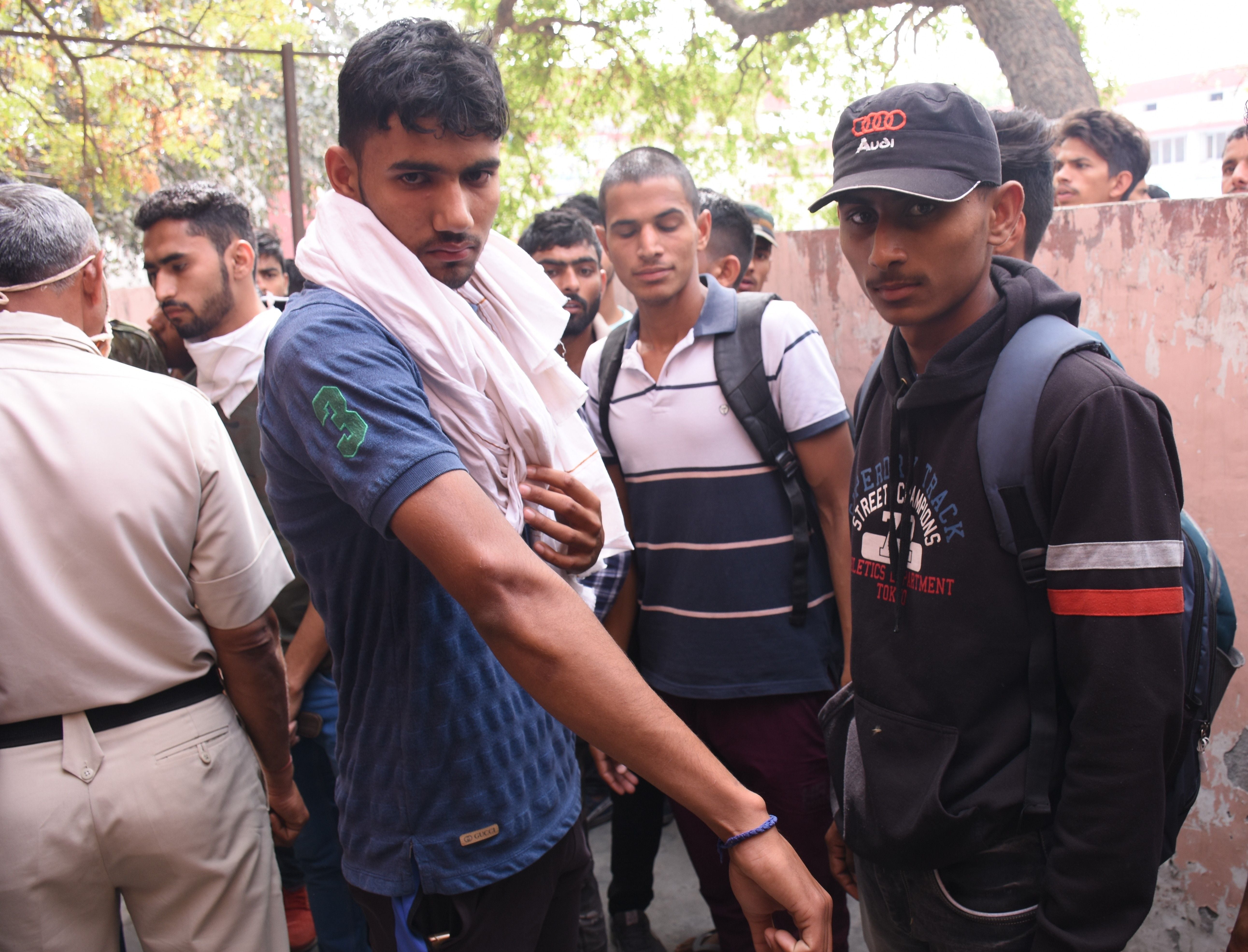 हाथ पर लगी चोट दिखाता युवा विक्रम। संवाद