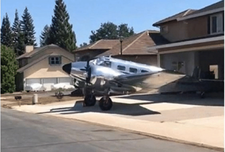 घर के सामने खड़ा विमान