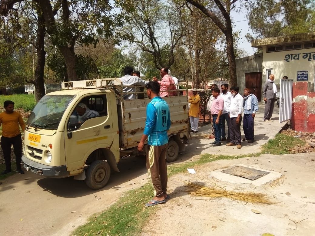 सामान्य अस्पताल से शव को लेकर जाते मृतक के परिजन। संवाद सामान्य अस्पताल से शव को लेकर जाते मृतक के परिजन। संवाद