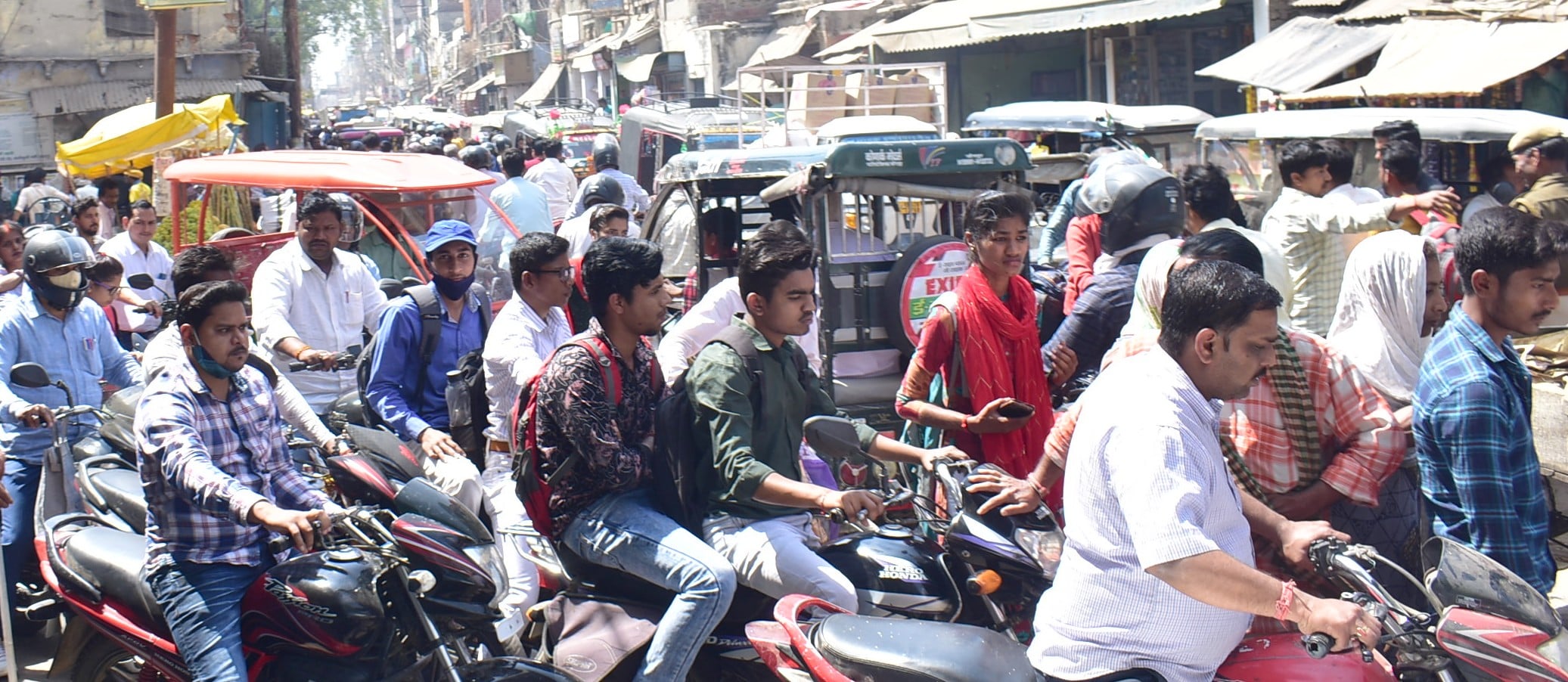 शाहगंज पड़ाव पर बिना मास्क लगाए भीड़ के बीच से गुजरते लोग। संवाद शाहगंज पड़ाव पर बिना मास्क लगाए भीड़ के बीच से गुजरते लोग। संवाद