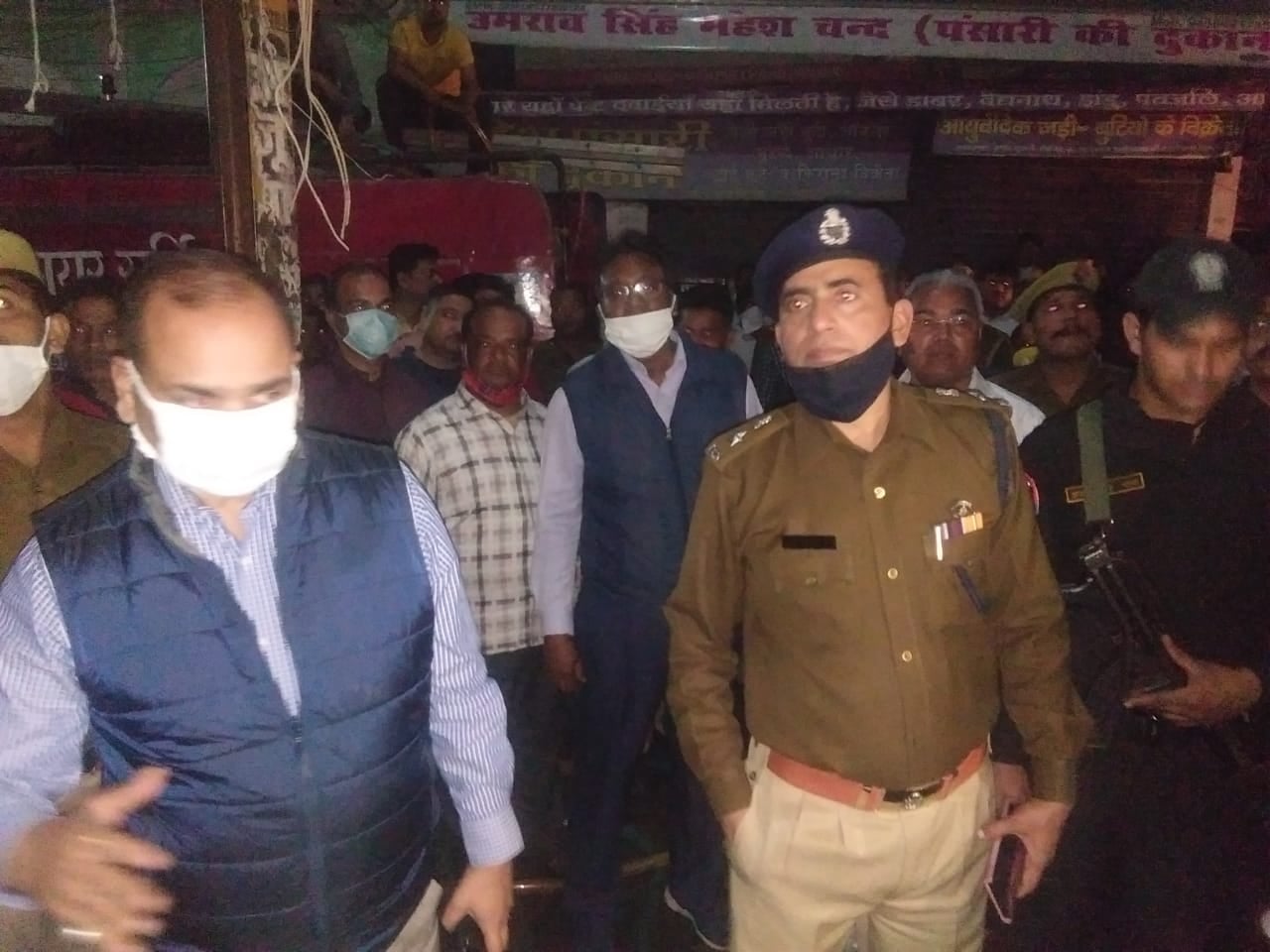 नजीबाबाद में कपड़े की दुकान में आग लगने की घटना के वारे में जानकारी लेते डीएम और एसपी। नजीबाबाद में कपड़े की दुकान में आग लगने की घटना के वारे में जानकारी लेते डीएम और एसपी।