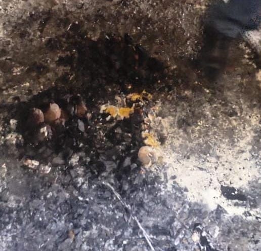 बाबरी घर में आग लगने से जला पड़ा सामान। बाबरी घर में आग लगने से जला पड़ा सामान।