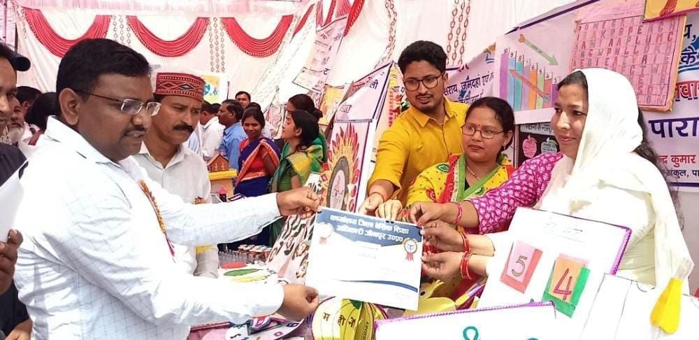 खेतासराय के प्रेरणा ज्ञानोत्सव कार्यक्रम में शिक्षकों को पुरस्कृत करते बीईओ राजीव यादव। संवाद खेतासराय के प्रेरणा ज्ञानोत्सव कार्यक्रम में शिक्षकों को पुरस्कृत करते बीईओ राजीव यादव। संवाद