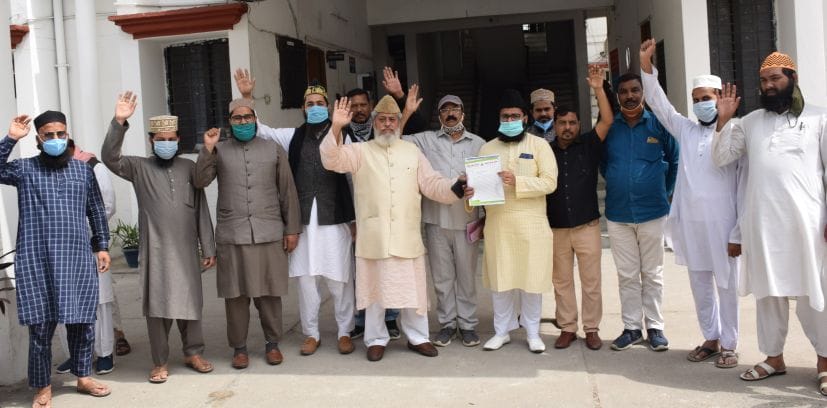 रुद्रपुर में एसएसपी कार्यालय के बाहर प्रदर्शन करते लोग।
