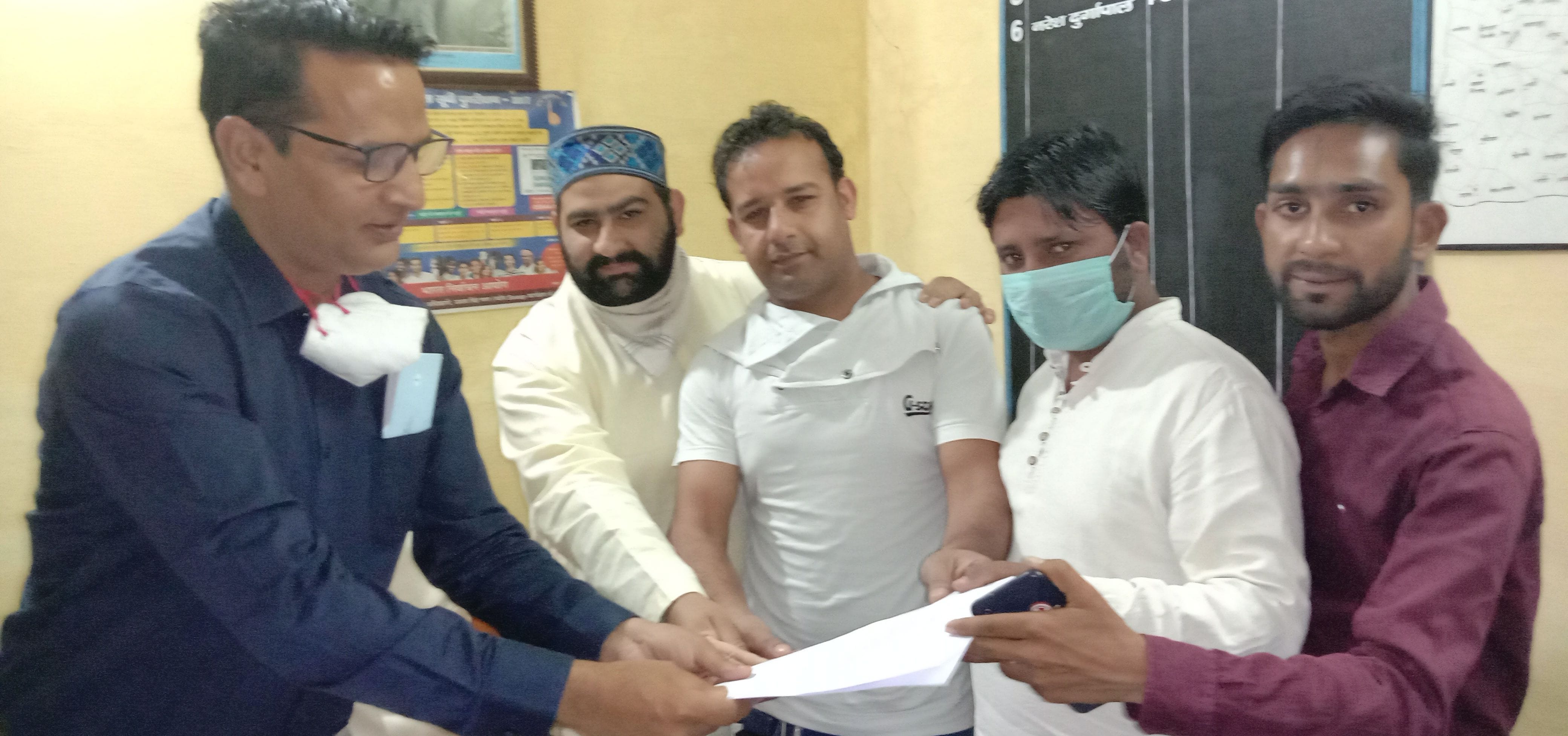 एसडीएम को ज्ञापन देते लोग