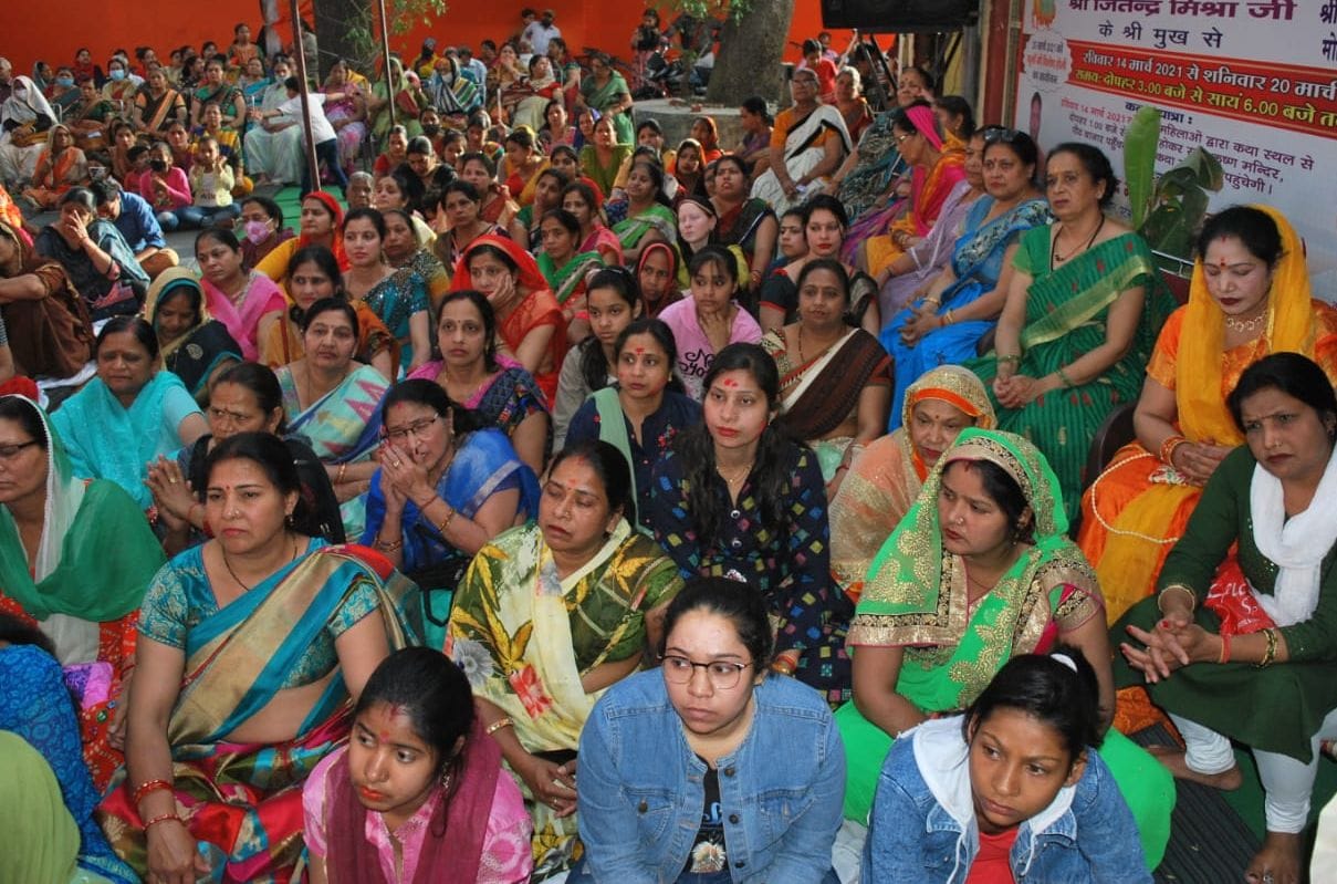 नई मंडी के राधा कृष्ण मंदिर में भागवत कथा सुनते श्रद्धालु। नई मंडी के राधा कृष्ण मंदिर में भागवत कथा सुनते श्रद्धालु।
