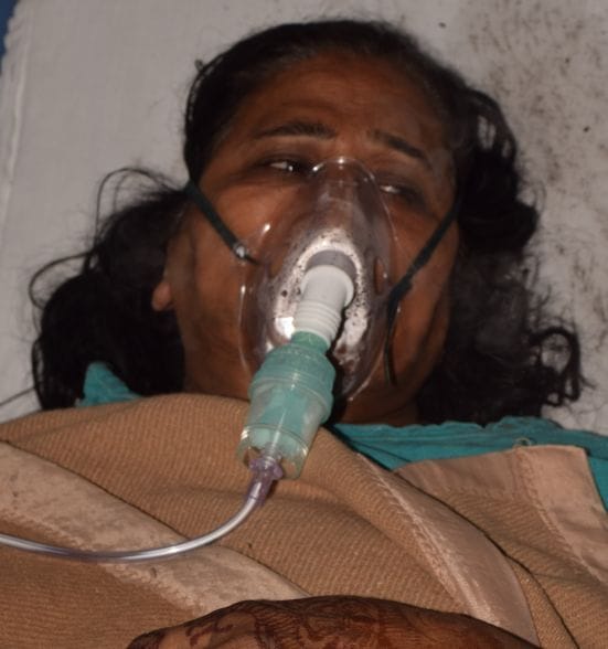 रुद्रपुर के जिला अस्पताल में भर्ती निर्मला गोयल। रुद्रपुर के जिला अस्पताल में भर्ती निर्मला गोयल।