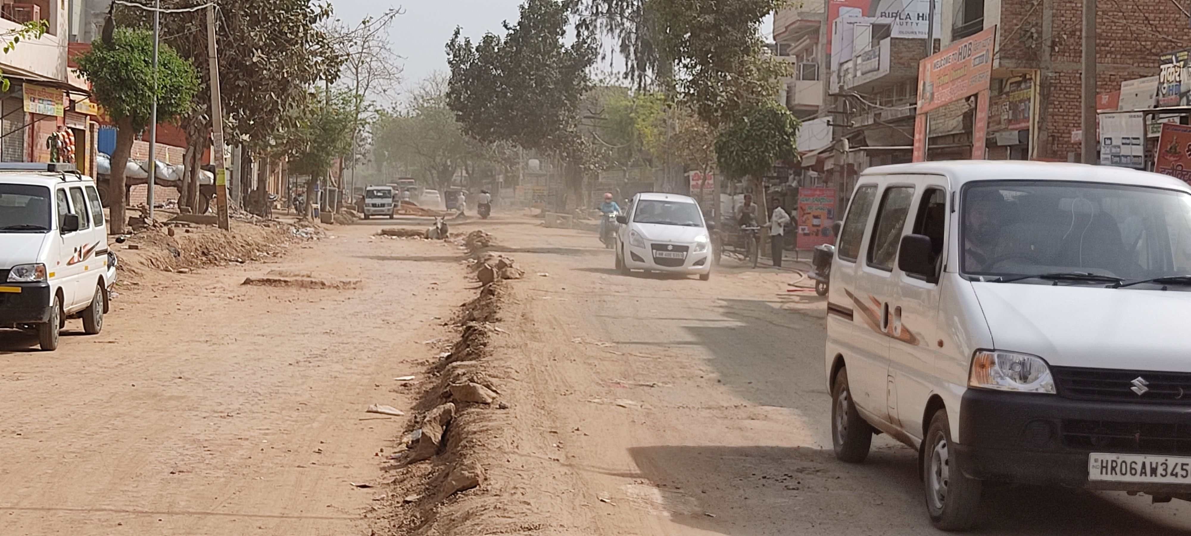 रोहतक रोड पर चल रहे काम के कारण बिखड़ी पड़ी मिट्टी। अमर उजाला