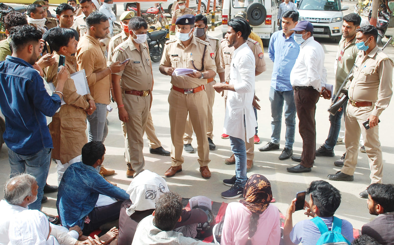 ़ामली कलेक्ट्रेट में धरने पर बैठे कोरी समाज के लोगो से वार्ता करते सीओ प्रदीप कुमार ़ामली कलेक्ट्रेट में धरने पर बैठे कोरी समाज के लोगो से वार्ता करते सीओ प्रदीप कुमार