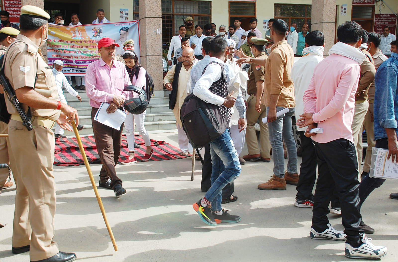शामली कलेक्ट्रेट में धरने पर बैठे कोरी समाज के लोगो को धरने से उठाते पुलिसकर्मी शामली कलेक्ट्रेट में धरने पर बैठे कोरी समाज के लोगो को धरने से उठाते पुलिसकर्मी