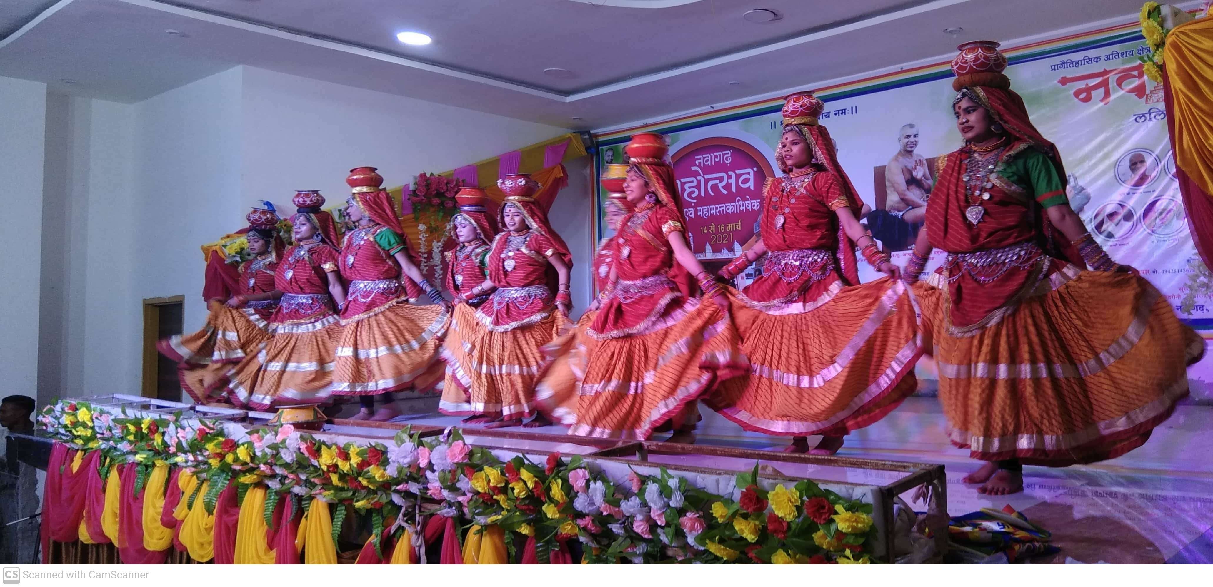 नवागढ़ महोत्सव में लोकनृत्य प्रस्तुत करते कलाकार नवागढ़ महोत्सव में लोकनृत्य प्रस्तुत करते कलाकार