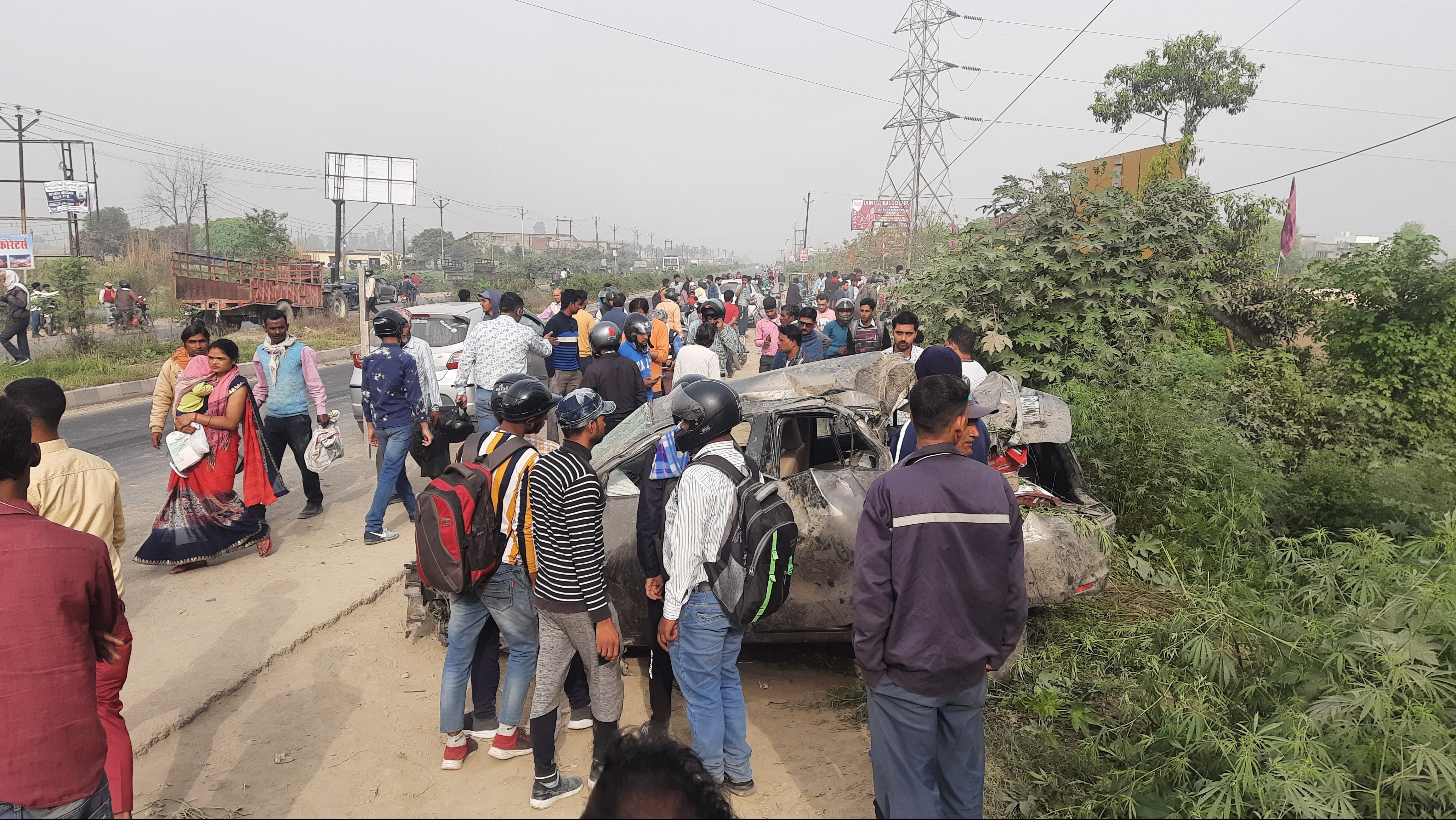 घटनास्थल पर मची भीड़ घटनास्थल पर मची भीड़