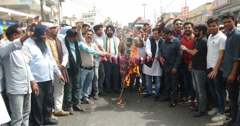 गदरपुर में केंद्र सरकार का पुतला फूंकते कांग्रेसी।