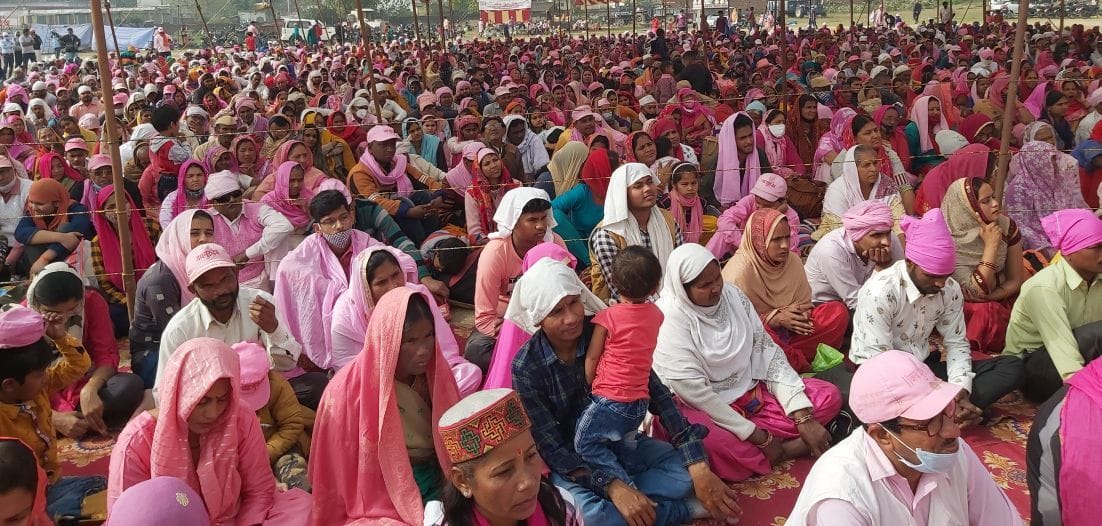 काशीपुर चैती मैदान में सत्संग सुनते लोग। काशीपुर चैती मैदान में सत्संग सुनते लोग।