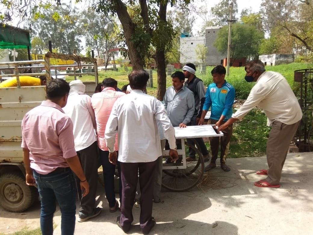 शव को लेकर जाते मृतक के परिजन। संवाद शव को लेकर जाते मृतक के परिजन। संवाद