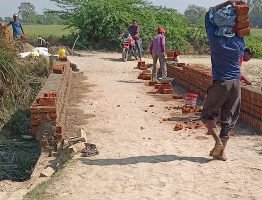 उमरपुर गाँव के पास की पुलिया की रेलिंग बनाते मजदूर। संवाद उमरपुर गाँव के पास की पुलिया की रेलिंग बनाते मजदूर। संवाद