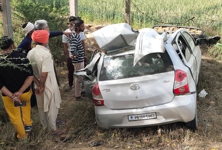 पंजाब में हादसा : बेकाबू कार ट्रांसफार्मर से टकराई, हादसे में पति-पत्नी समेत चार की मौत