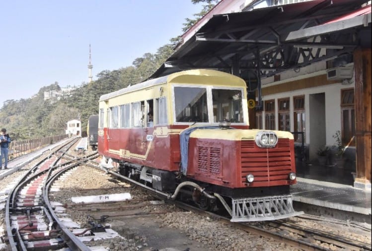 दो साल बाद ट्रैक पर उतरी हेरिटेज रेल मोटरकार, कालका से शिमला पहुंचे सात यात्री