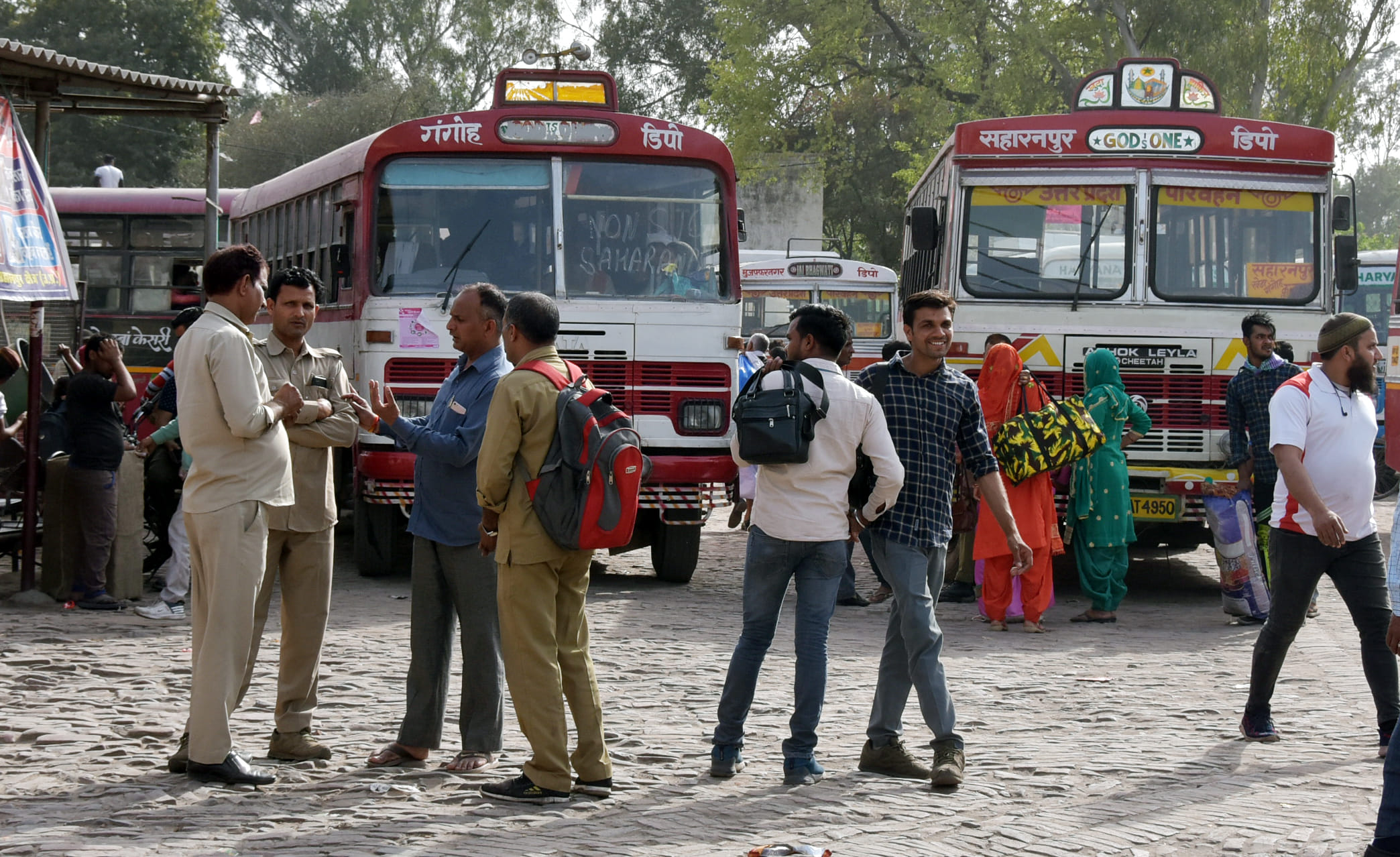 सहारनपुर के अंबाला रोड़ बस अड़डे पर बिना मास्क के खड़े रोड़वेज कर्मी