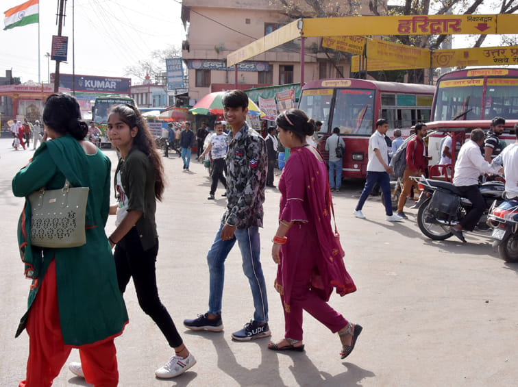सहारनपुर रोड़वेज बस अड़डे पर बिना मास्क के बस के लिये जाते यात्री