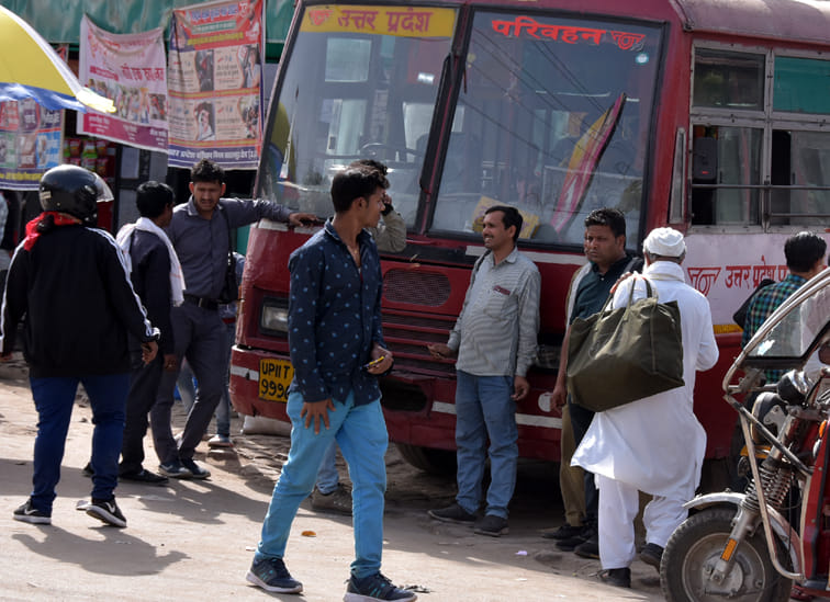 सहारनपुर रोड़वेज बस अड़डे पर बिना मास्क के खड़े रोड़वेज कर्मी