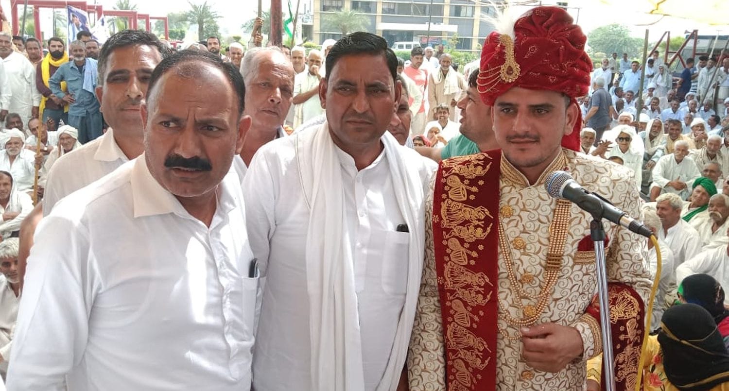 बद्दोवाल टोल पर किसानों के धरने पर मौजूद दूल्हा अनिल व बराती। संवाद बद्दोवाल टोल पर किसानों के धरने पर मौजूद दूल्हा अनिल व बराती। संवाद