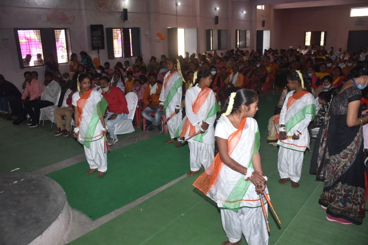 ज्ञानोत्सव कार्यक्रम में सांस्कृतिक कार्यक्रम प्रस्तुत करती बालिकाएं