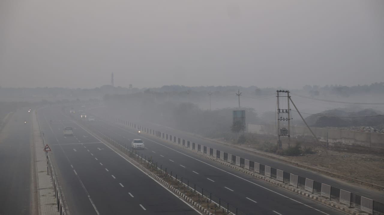 ढंढूर डंपिंग स्टेशन में लगी आग के कारण फैला धुआं। (फाइल फोटो)