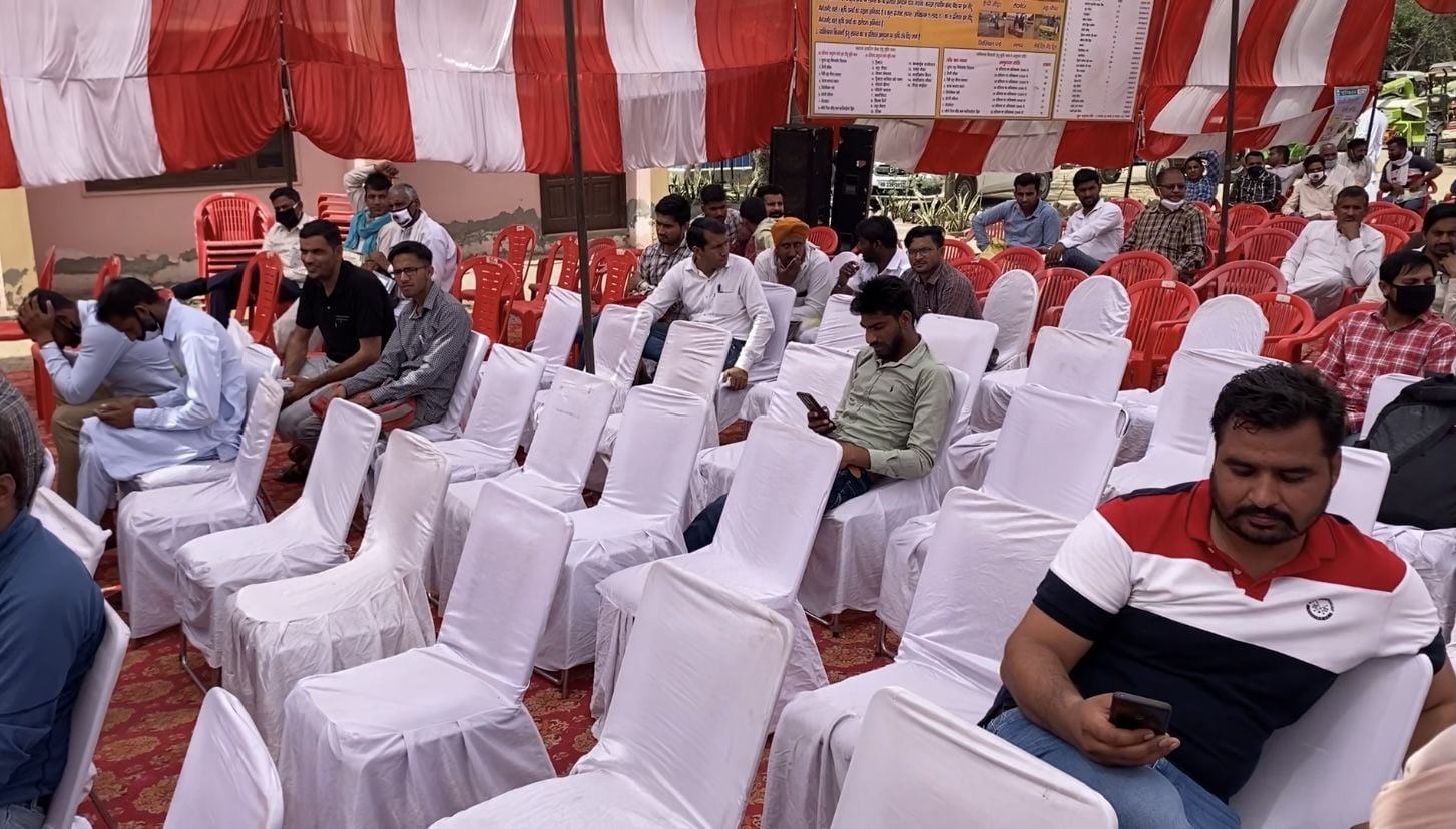 कृषि विभाग के मेले में खाली पड़ीं कुर्सियां। कृषि विभाग के मेले में खाली पड़ीं कुर्सियां।