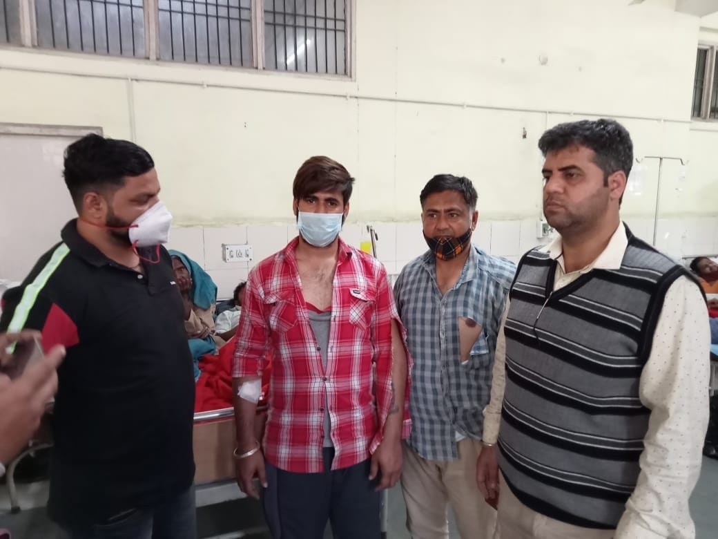 Two jewelers got kicked and punched, accused of looting a bag full of 15 lakh jewels