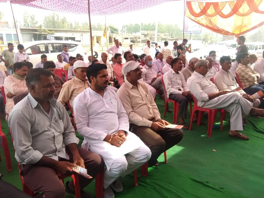 कार्यक्रम में मौजूद भाजपाई और ग्रामीण कार्यक्रम में मौजूद भाजपाई और ग्रामीण
