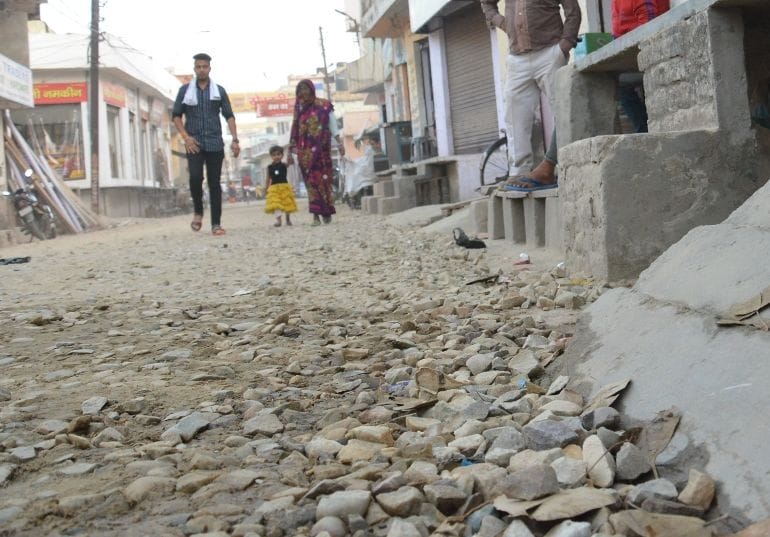 मिमलाना रोड पर जलभराव की समस्या के चलते सड़क से ऊंचाई पर हुआ निर्माण।