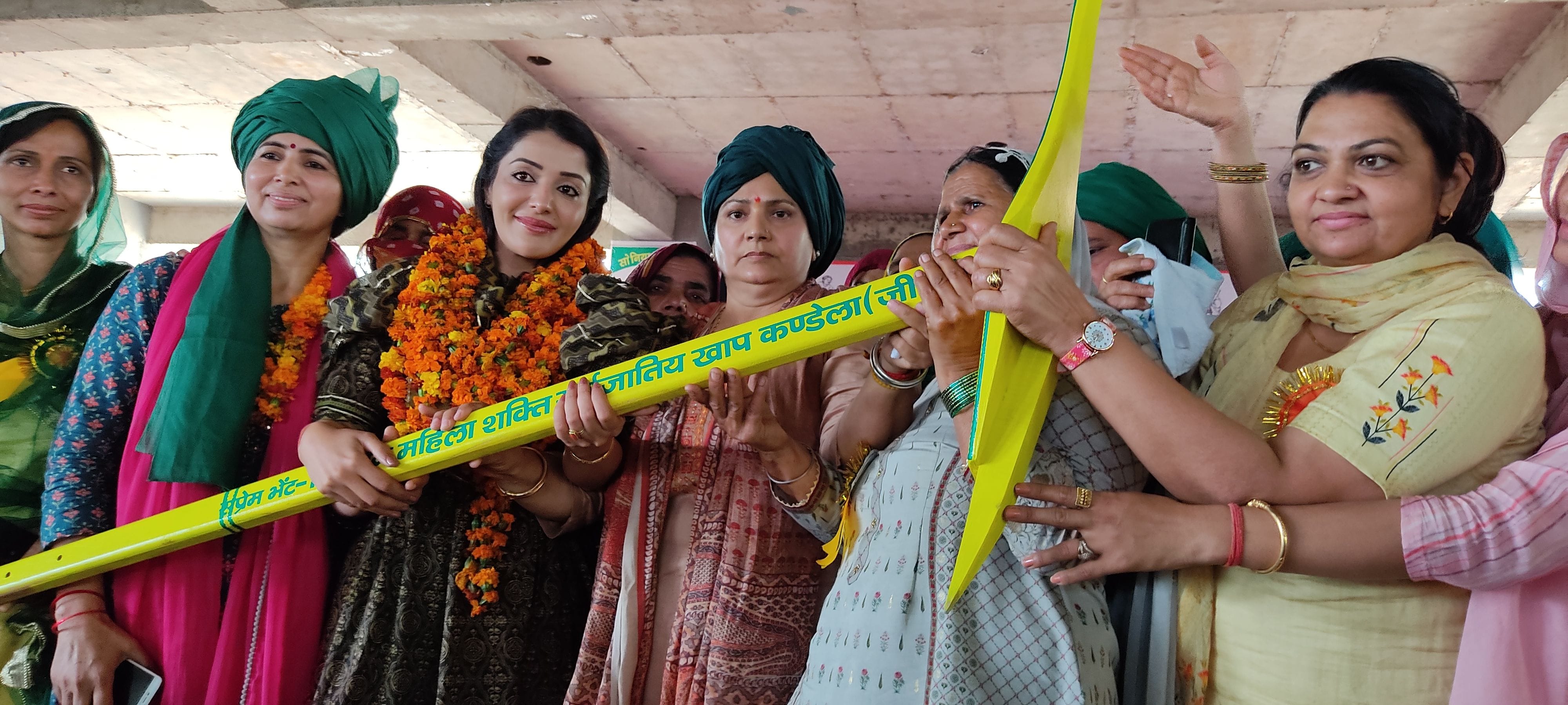 कार्यक्रम में पहुंचीं महिलाओं को किसानों का प्रतीक हल भेंट करतीं आयोजक महिलाएं। अमर उजाला। कार्यक्रम में पहुंचीं महिलाओं को किसानों का प्रतीक हल भेंट करतीं आयोजक महिलाएं। अमर उजाला।