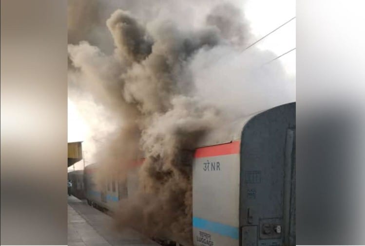 Fire Breaks Out Shatabdi Express At Ghaziabad Railway Station - गाजियाबाद:  धूं-धूं कर जली लखनऊ शताब्दी एक्सप्रेस की लगेज बोगी, एक घंटे बाद भी नहीं  बुझी आग - Amar Ujala Hindi News