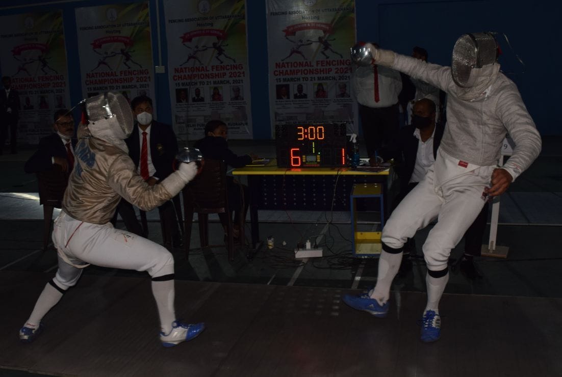 रुद्रपुर में आयोजित राष्ट्रीय तलवारबाजी प्रतियोगिता में भिड़ते पश्चिम बंगाल और आर्मी के खिलाड?