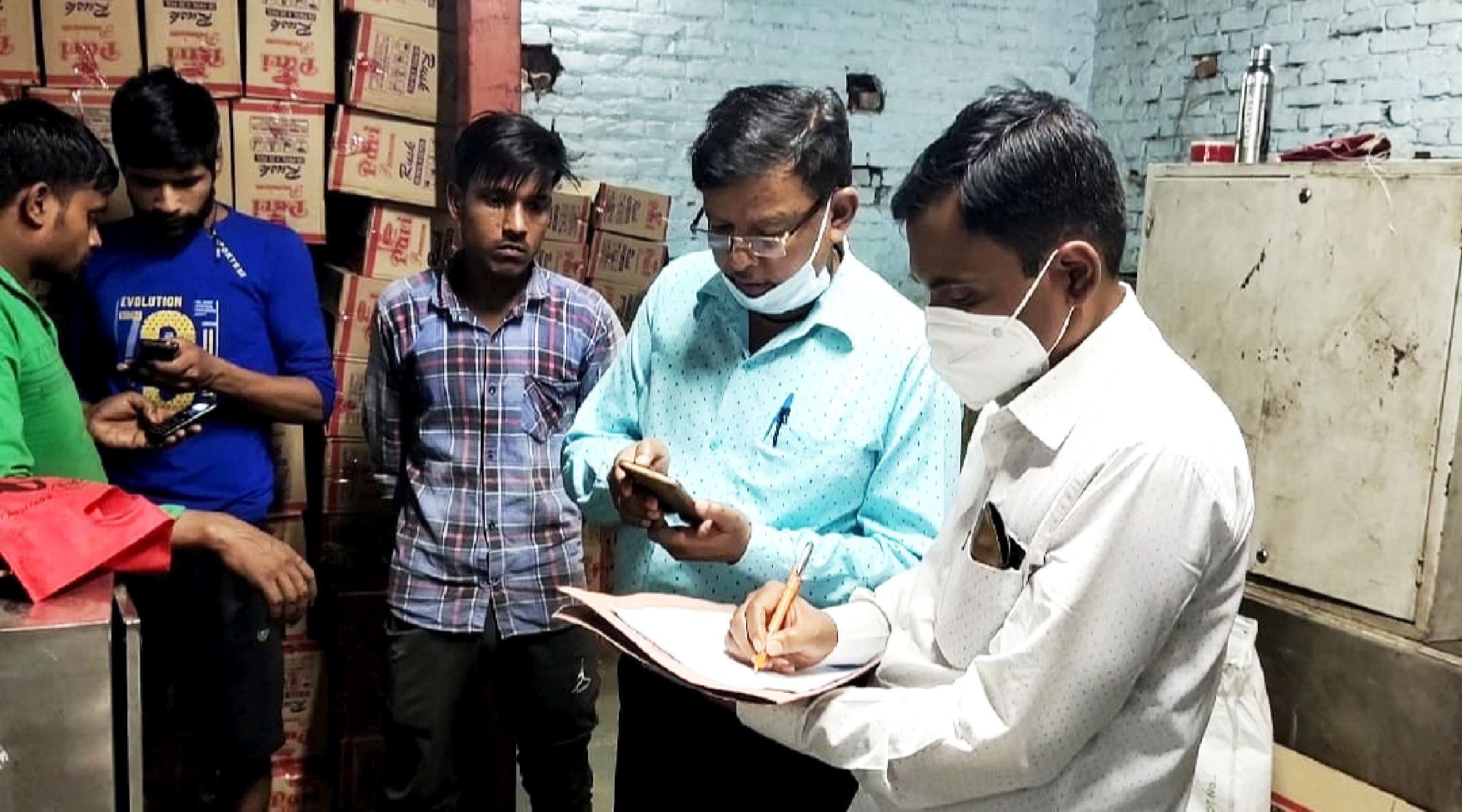 रोजा क्षेत्र में अटसलिया स्थित परी नमकीन फैक्टरी में अभिलेखों की जांच करते एसआईटी से जुड़े अधिक? रोजा क्षेत्र में अटसलिया स्थित परी नमकीन फैक्टरी में अभिलेखों की जांच करते एसआईटी से जुड़े अधिक?